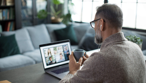Survivor participating in an online mesothelioma support group